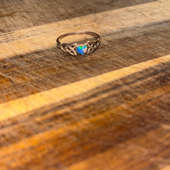 925 Sterling Silver Celtic Trinity Heart Ring - Picture 1 of 3